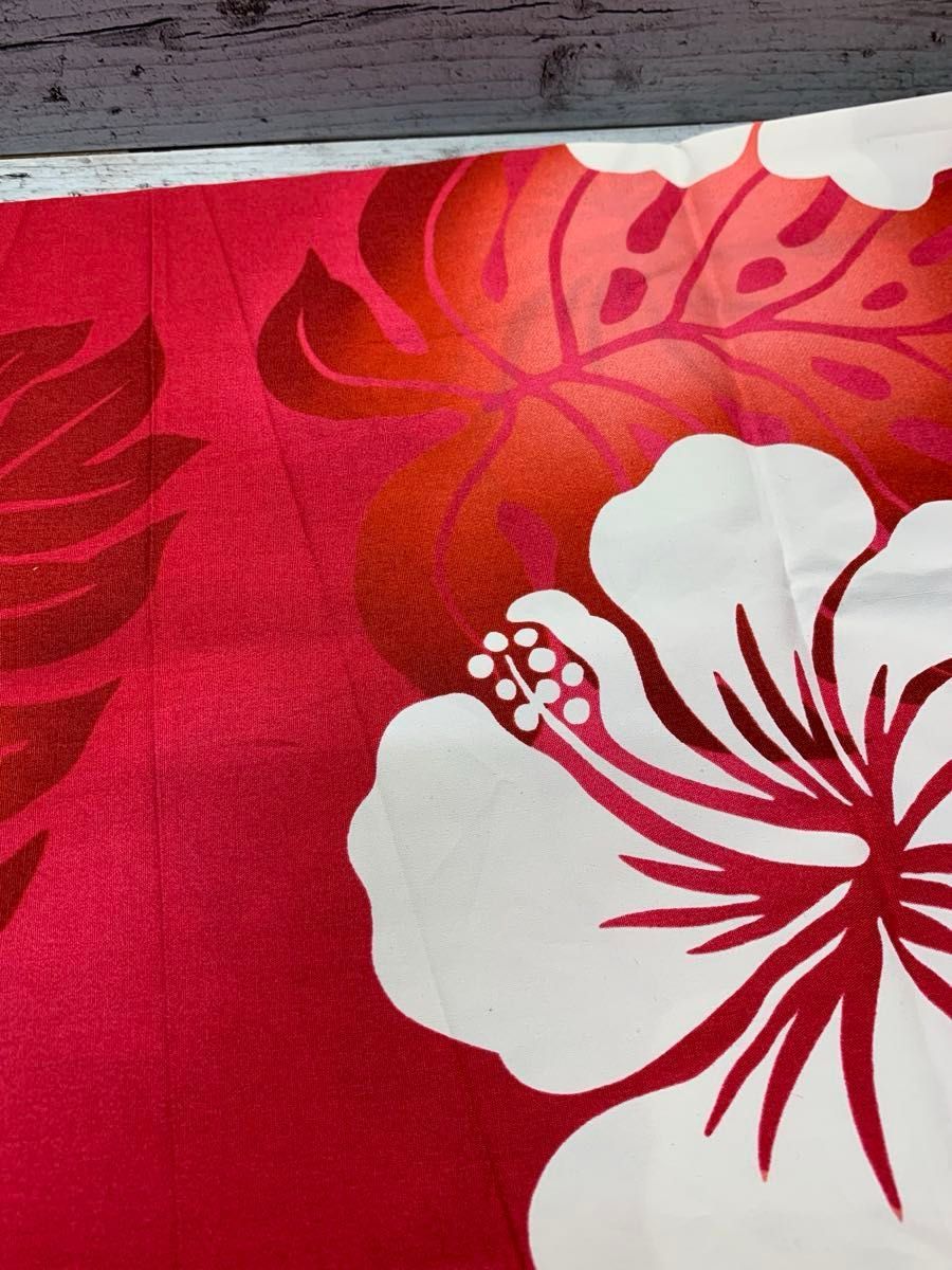 《SALE》シーチング生地　ハギレ　生地巾×53㎝　ハワイアン柄　赤ピンク