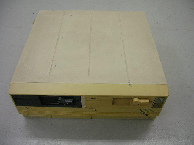 NEC PC-8801mk2 本体のみ　通電のみ確認　一部破損あり　ジャンク　PC88　日本電気　TEAC　黒ドライブ_画像1