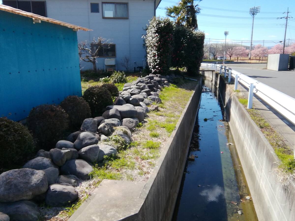 埼玉県坂戸市 御影石 玉石 大量 その昔、漬物に使っていた石になります。引き取りのみ対応　バラ売り可能です！_画像3