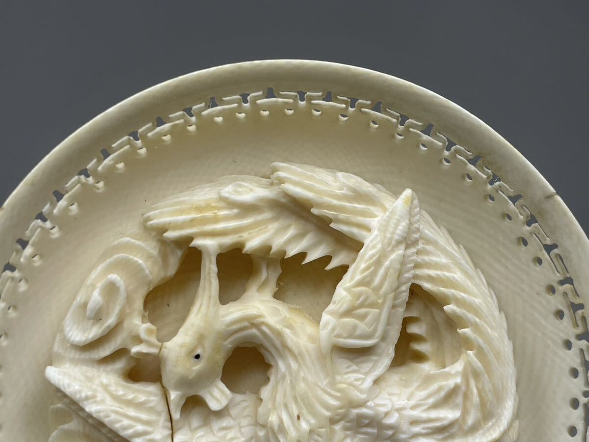 S11) 中国美術 白材 牙材 鳳凰彫 透かし彫 牙彫 彫刻 古玩 唐木 皿立て付 飾皿 置物 極上細密彫 直径7.6㎝ 唐物 重さ42g_画像3