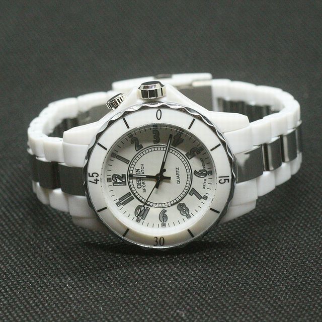 ◆◇◆-SALE-◆◇◆ 超軽量 デザイン腕時計 ホワイト白 男女共用 【ハミルトン オメガ カシオ シチズン セイコー 福袋】の画像1
