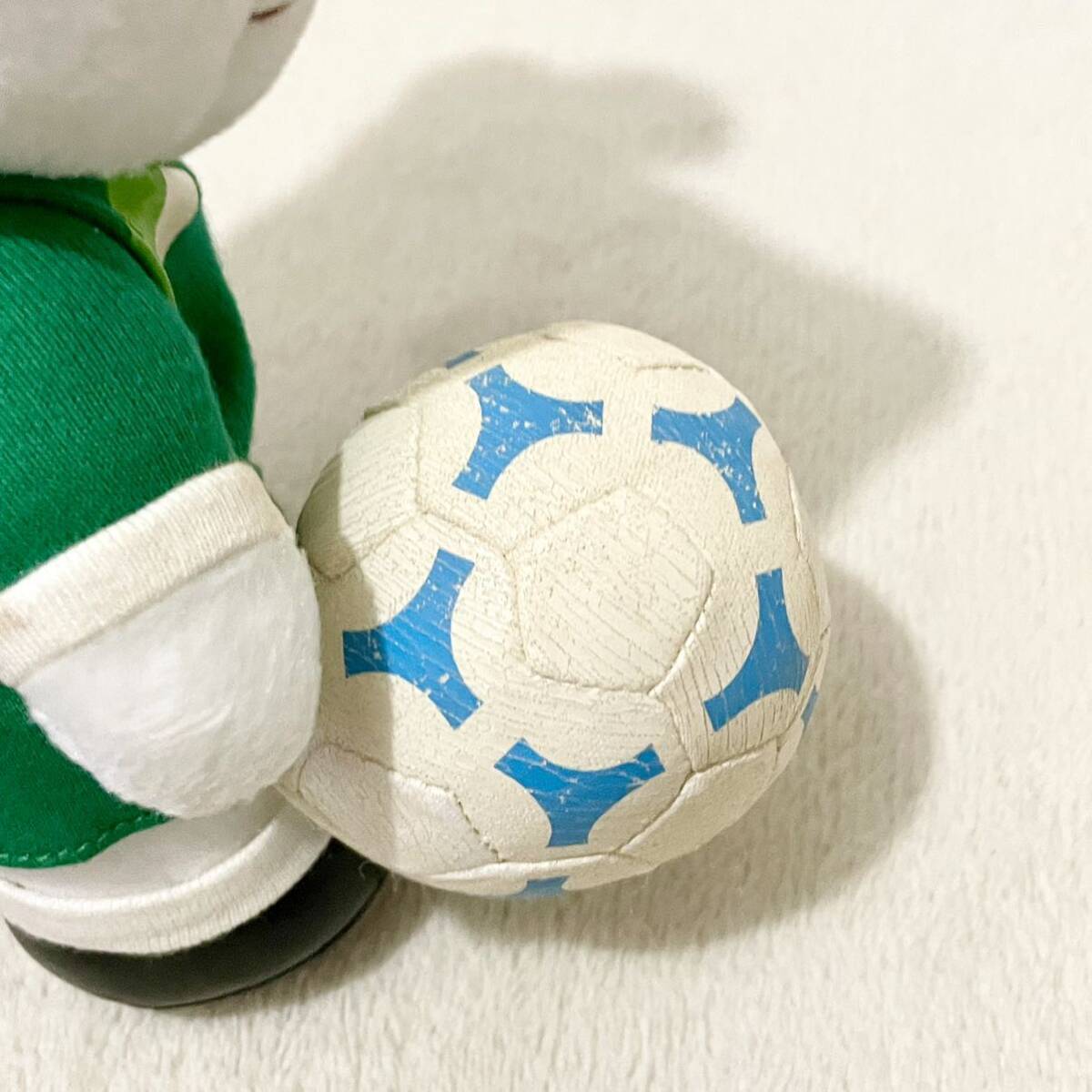 サンリオ ハローキティ スポーツ シリーズ サッカーボールを持っている ぬいぐるみ ドール 完売品 グリーン ユニフォーム 制服 緑_画像5