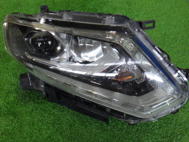  Nissan X-trail DBA-T32 right head light KOITO 100-17942 LED stamp :F [ control number 2646 RG8-701] used [ small articles ]