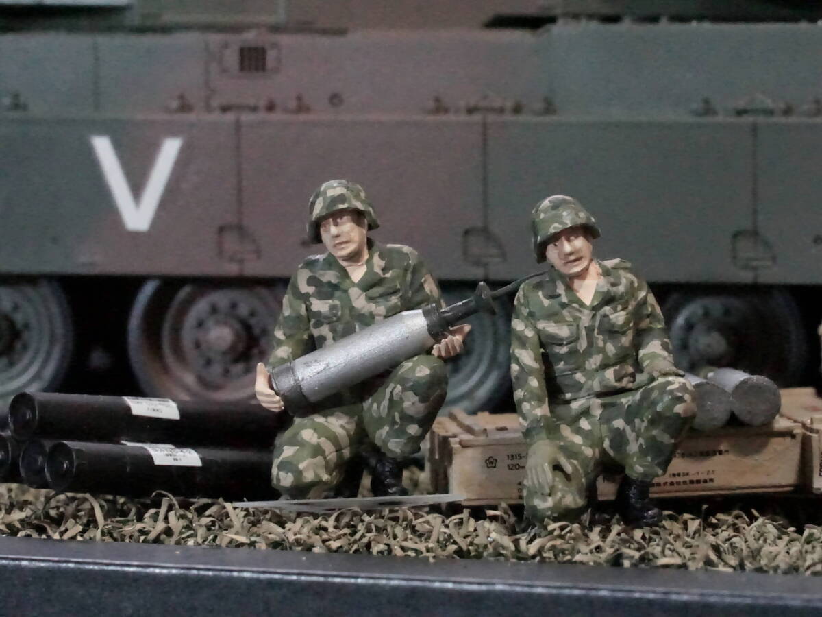 ジャンク品　陸上自衛隊 90式戦車 砲弾搭載セット プラモデル(ITEM 35260)塗装済完成品 飾台付セット_画像6