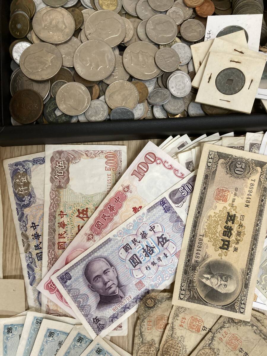 ＃10150A 日本古銭 外国 中国 アメリカ 硬貨 札 約2キロ まとめ 台湾 紙幣 コイン ドル 円 外国銭 穴銭 骨董 レトロ 戦時国債 書面有り_画像7