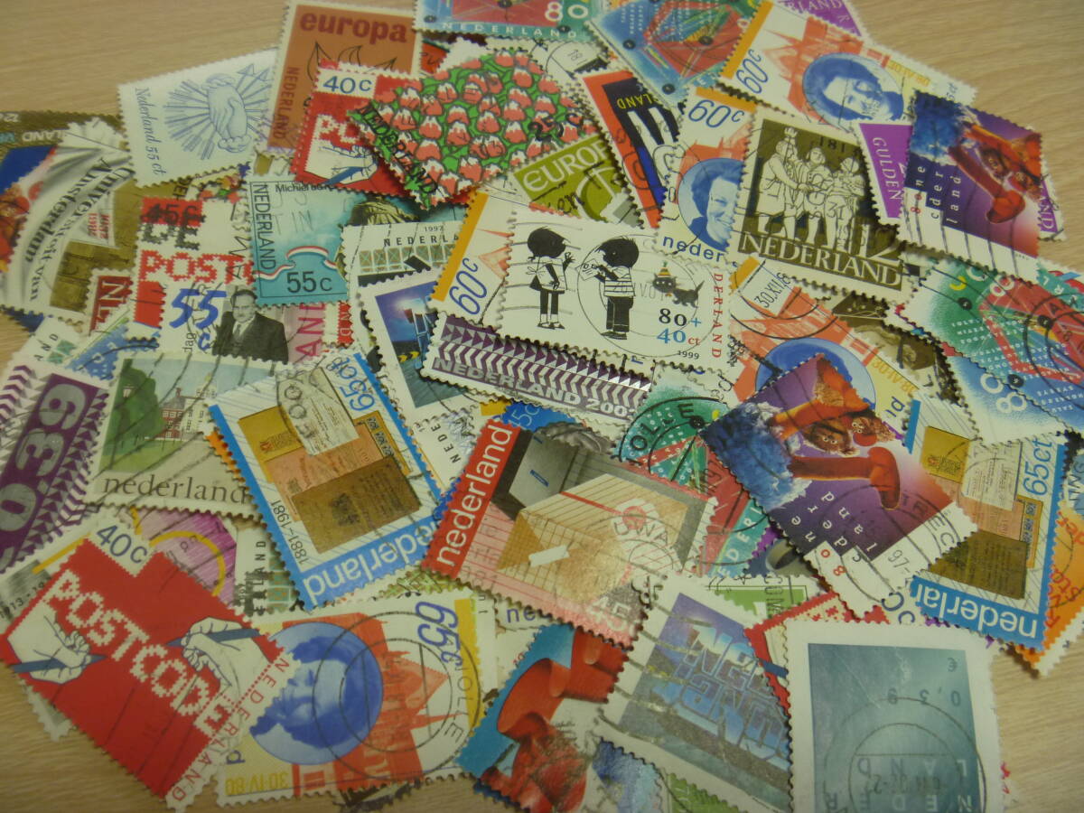★外国切手・海外切手★使用済切手・消印付き切手★中型切手★100枚ロット★T_出品は１００枚です。