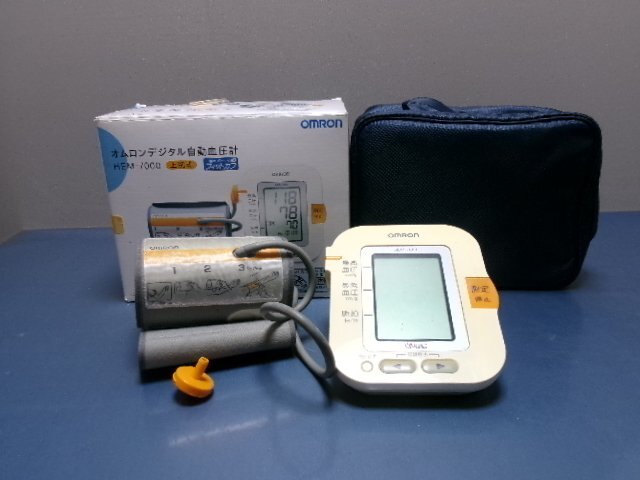 Ｃ042／通電確認済【OMRON オムロン デジタル自動血圧計 HEM-7000.オムロン デジタル自動血圧計インテリセンス HEM-762 計2点】家電_画像2