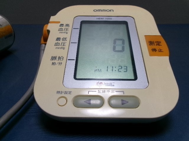 Ｃ042／通電確認済【OMRON オムロン デジタル自動血圧計 HEM-7000.オムロン デジタル自動血圧計インテリセンス HEM-762 計2点】家電_画像4