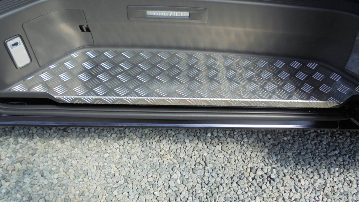 ハイエースＶ　200系　S－GL用　スライドドアステップカバー　アルミ製縞板_助手席側取り付けイメージです