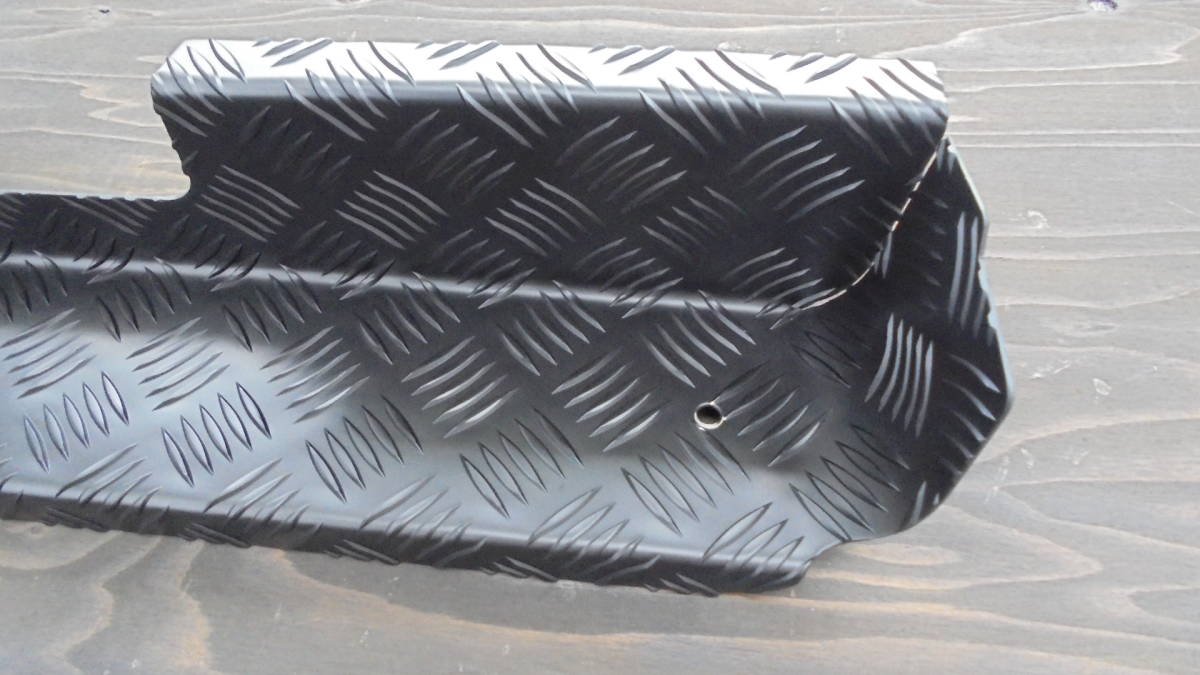 ハイエース　バン　200系　リアバンパーステップカバー タイプ6　アルミ製縞板　最終アルマイトブラックカラー仕上げ　3型～7型　ナロー用_曲げ合わせ面、切れ目