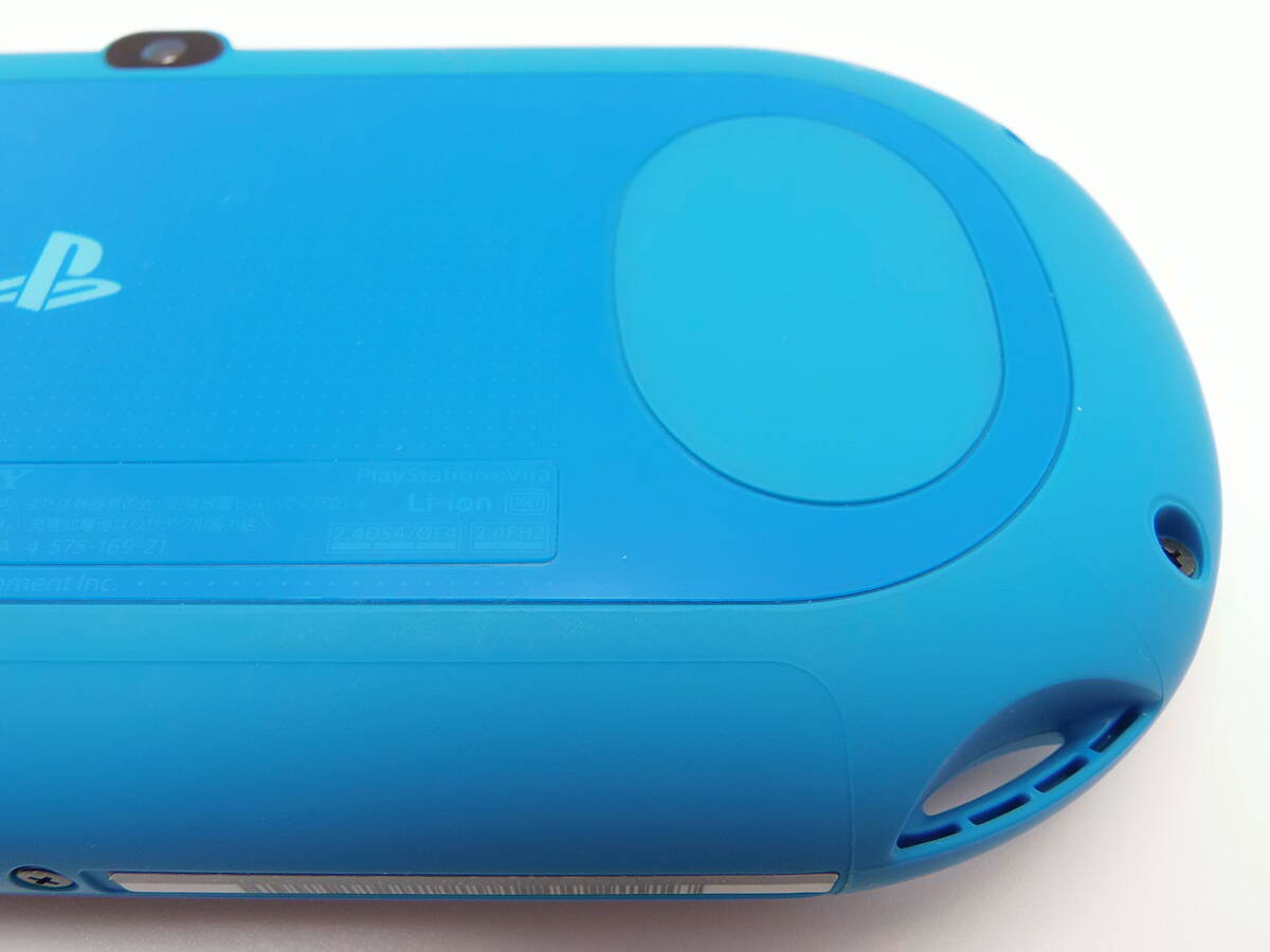 PS Vita　かなり綺麗な美品　アクア ブルー　PCH-2000　液晶画面は、ほぼキズ無し　ソウル サクリファイス デルタ　グリップは、未使用_画像9