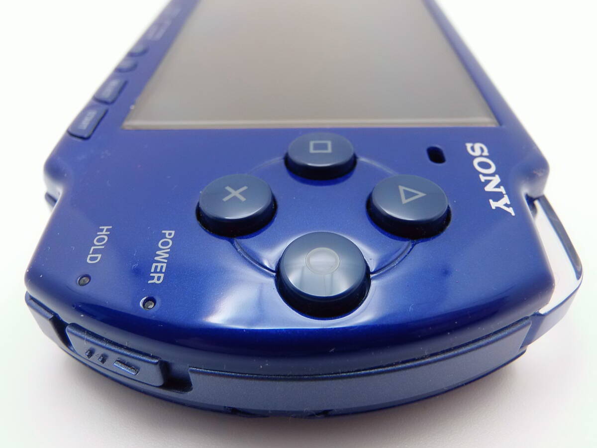 PSP-2000　新品に近い綺麗な美品　液晶画面は、完全にキズ無し　メタリック ブルー　バリューパック　付属品、未使用もあり　全15点セット_画像7