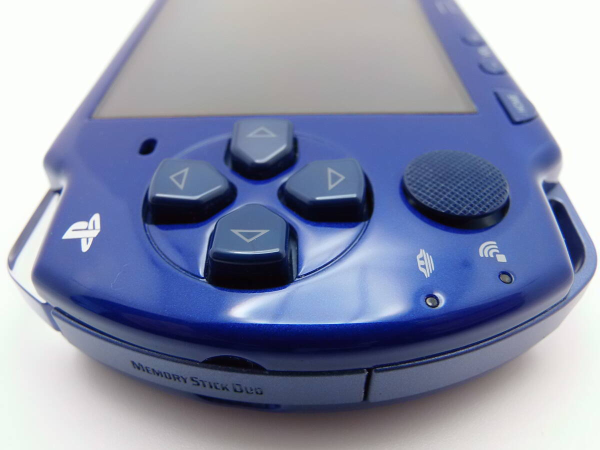 PSP-2000　新品に近い綺麗な美品　液晶画面は、完全にキズ無し　メタリック ブルー　バリューパック　付属品、未使用もあり　全15点セット_画像6