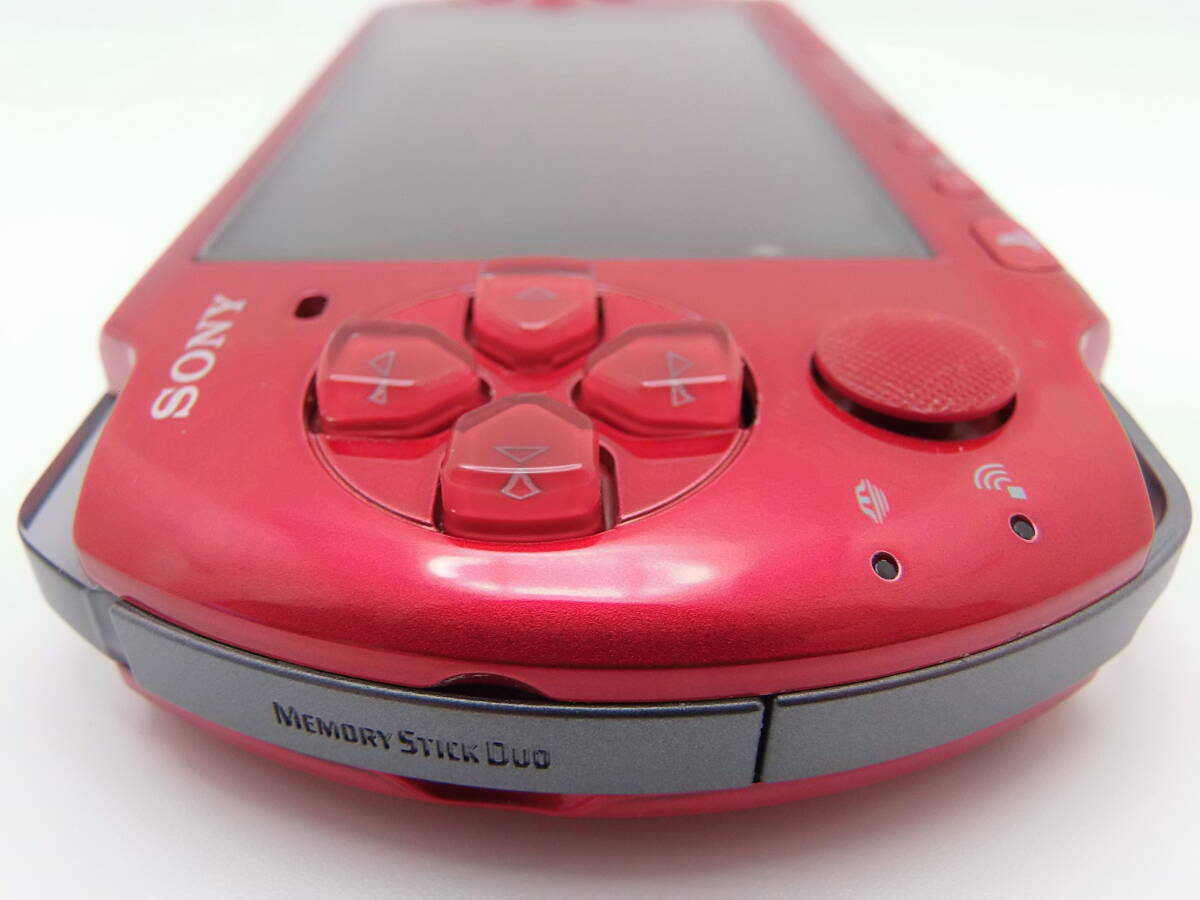 新品同様　ラディアント レッド　PSP-3000　液晶画面は、完全に無傷　ほとんど未使用に近い　付属品も綺麗な美品　全7点セット_画像7