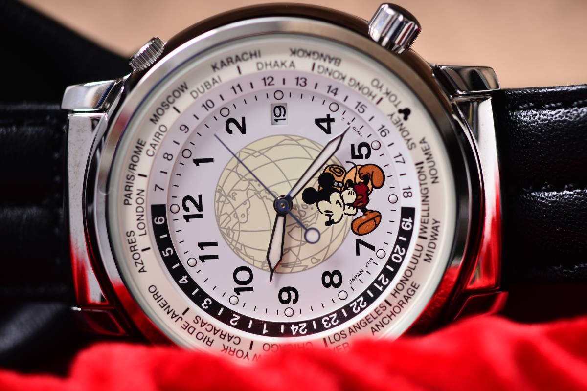 人気の 即決　ディズニー　 ● ミッキーマウス 　コンパス付き　クォーツ腕時計 ● アルバ 　● 未使用　 ● 限定１９９７個