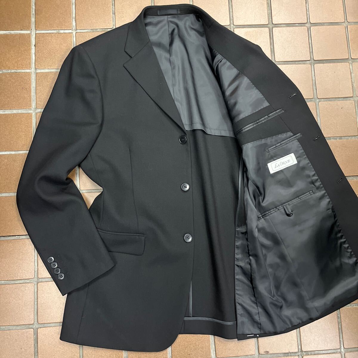 新品【サイズY7 XL★上品な礼服】3Bシングルスーツ ブラックフォーマル 背抜き サイドベンツ 2タック リクルートスーツ 喪服 冠婚葬祭_画像2