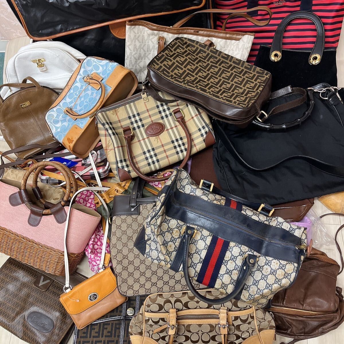 GUCCI FENDI 27点 BURBERRY HUNTING WORLD BALLY VALENTINO NINA RICCI COACH KATE SPADE MICHAEL KORS 高級ブランド バッグ まとめて 大量_画像1