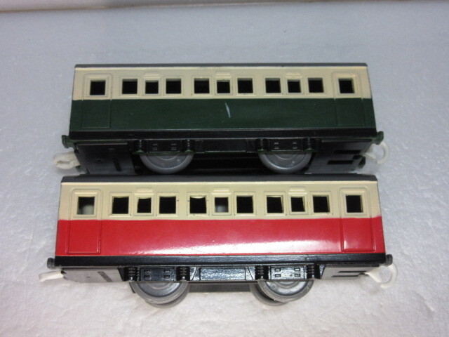 プラレール きかんしゃトーマス 客車２両(緑/白・赤/白)セットの画像3