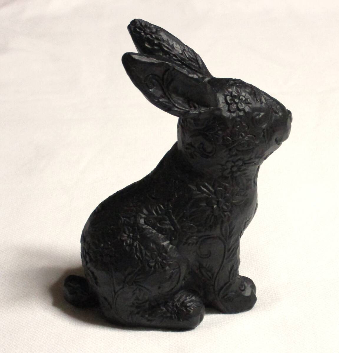 ■Francfranc ラビット アムルー Sサイズ ブラック■ウサギの置物/黒/植物の彫り模様が入ったウサギのオブジェ。_画像3