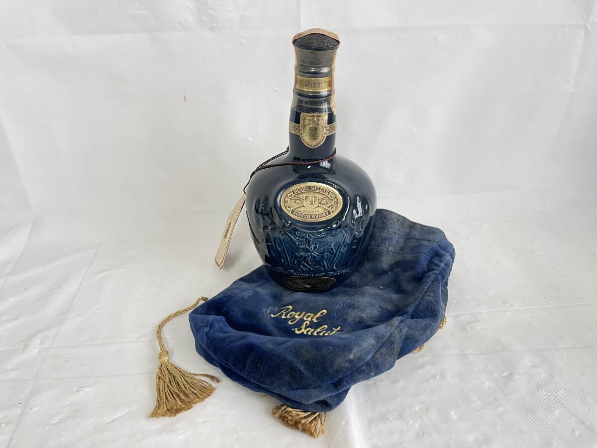 MI0603-82I　ROYAL SALUTE　21年　SCOTCH WHISKY　700ml　43％　総重量1317g　ロイヤルサルート　青陶器ボトル　古酒_画像1