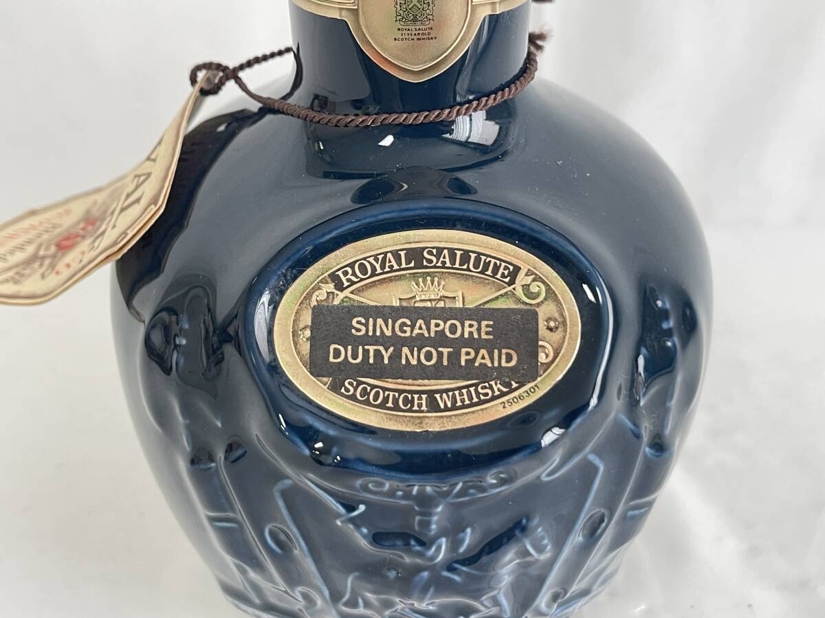 MI0603-83I　ROYAL SALUTE　21年　SCOTCH WHISKY　700ml　43％　総重量1273g　ロイヤルサルート　青陶器ボトル　古酒_画像3