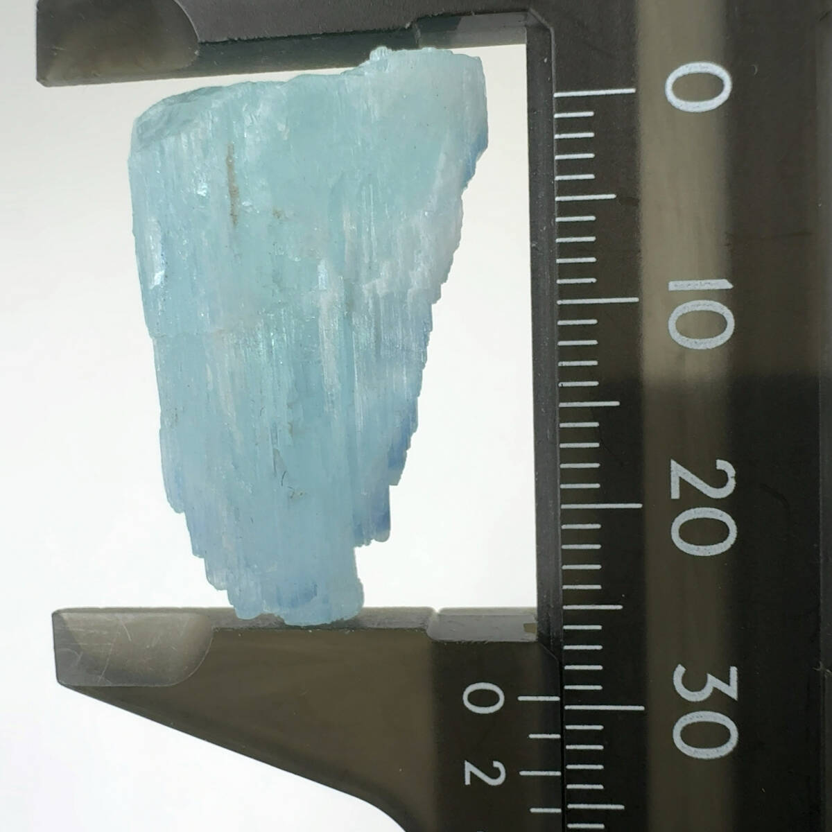 【E24023】 アクアマリン 結晶 ベリル 緑柱石 単結晶 原石 天然石 鉱物 パワーストーン_画像2