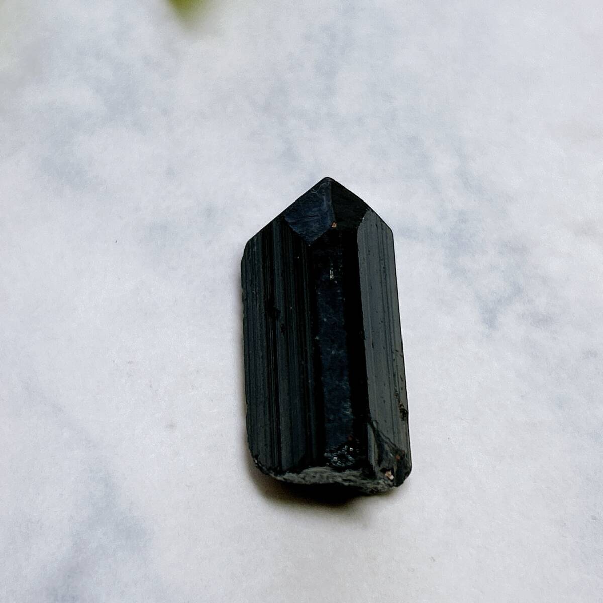 【E8927】ブラックトルマリン ＊ ショールトルマリン ＊Schorl Tourmaline 原石 天然石 鉱物_画像1