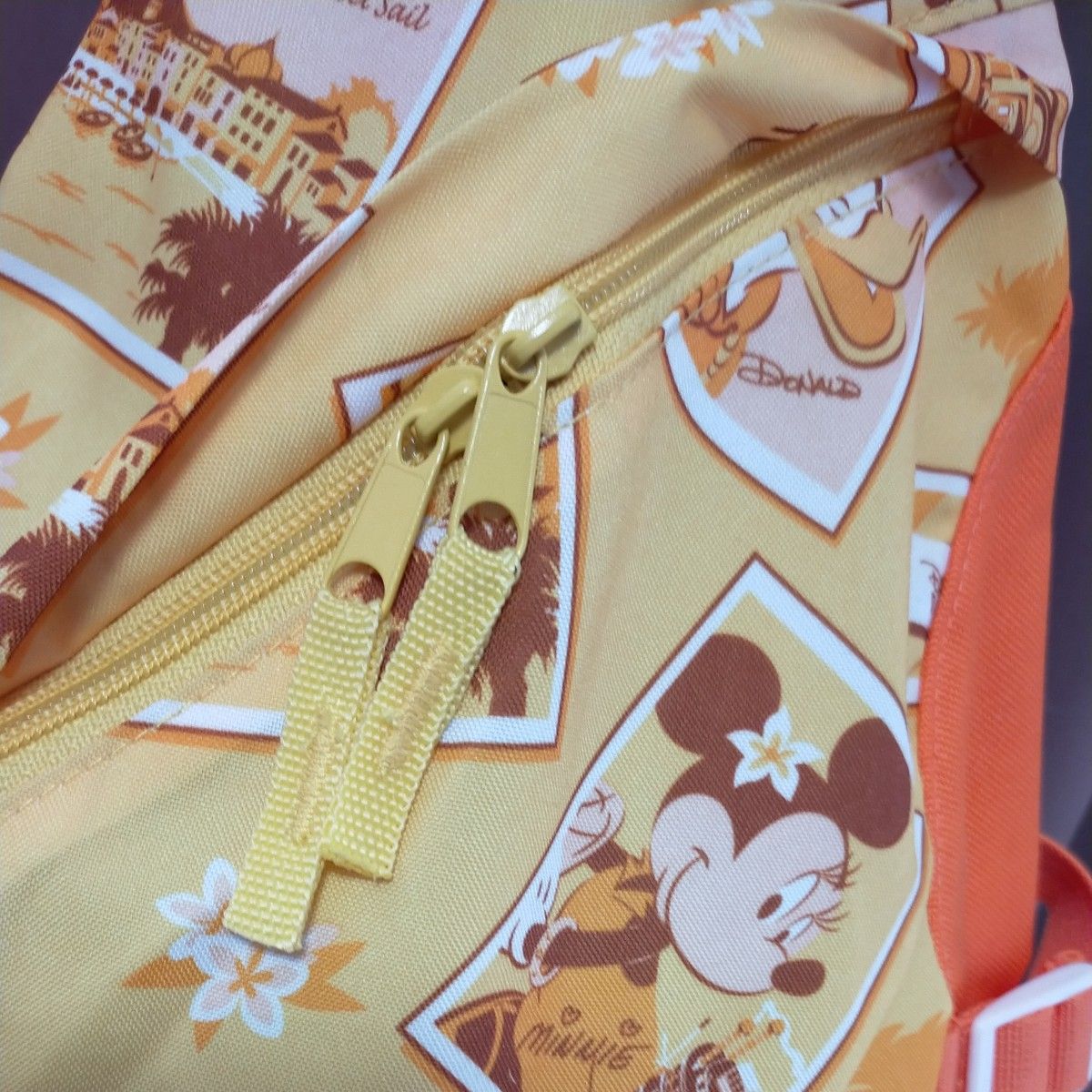 トーキョーディズニーリゾート　ミッキーマウス　ワンショルダーバッグ　オレンジイエロー系カラー