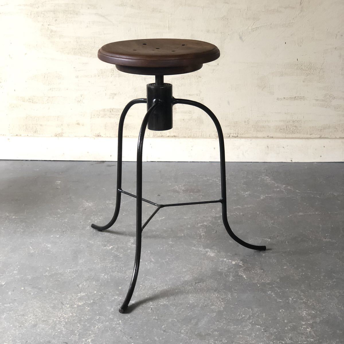 * cheeks material. circle stool rotation chair iron legs circle chair circle stool drum s loan store furniture retro Cafe store furniture stock equipped ftg