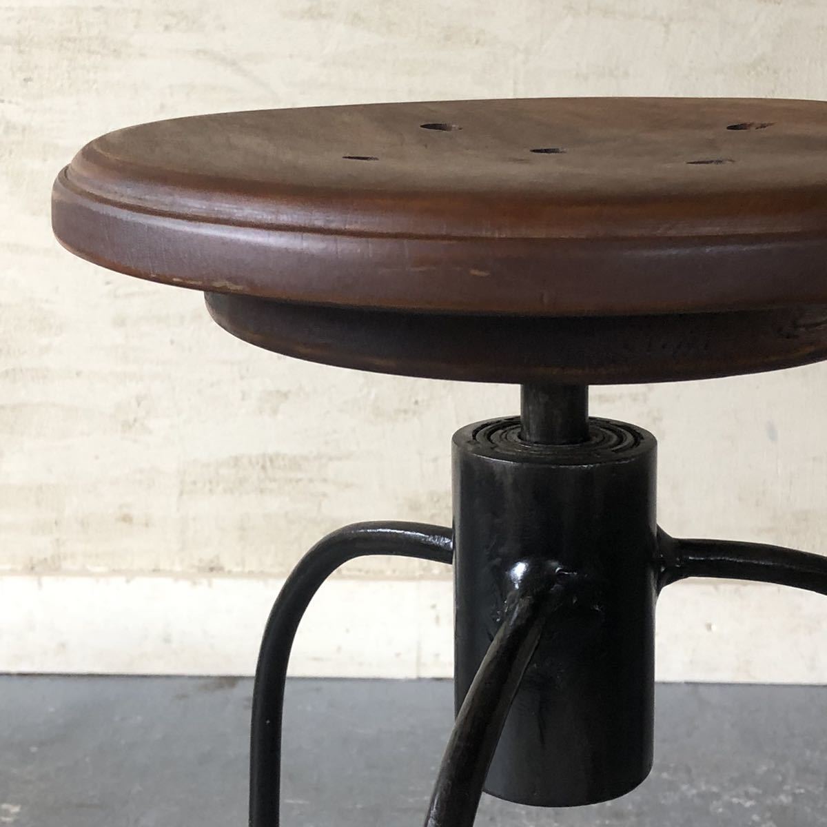 * cheeks material. circle stool rotation chair iron legs circle chair circle stool drum s loan store furniture retro Cafe store furniture stock equipped ftg