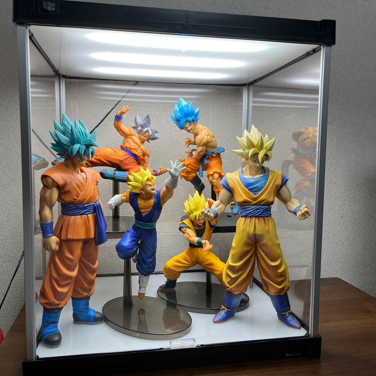 ドラゴンボール　フィギュア６体　ディスプレイケース　LEDライト付　まとめてセット　スーパーサイヤ人　悟空　ベジット　ディスプレイ