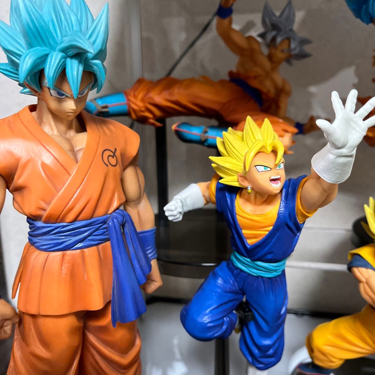 青髪のスーパーサイヤ人キャラが光るアクリルディスプレイ