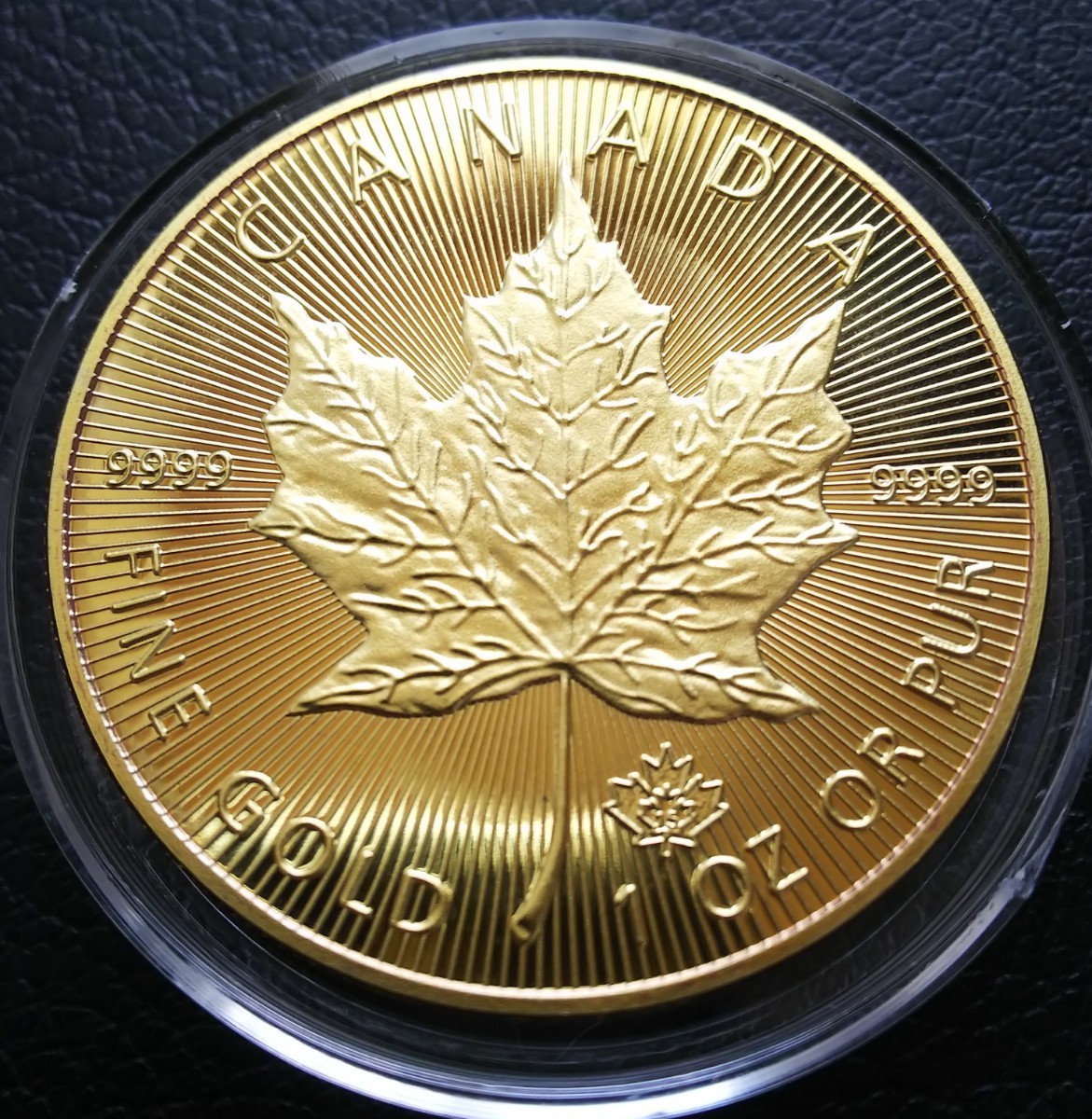 メープルリーフ 金貨 2015年 カナダ 大型金貨 エリザベス2世 美品 古銭 メイプルリーフ 金貨 ゴールド コイン 収納ケース付き _画像1