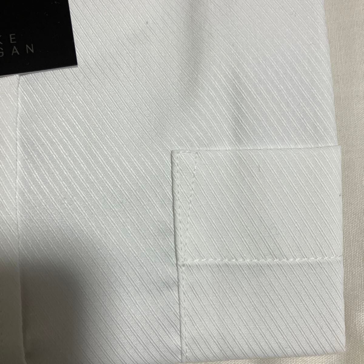 DUKEMOROGAN ドレスシャツ　ワイドカラー形態安定、LL43-84-86ホワイトに横流れのデザイン入り。少しのオシャレ感有