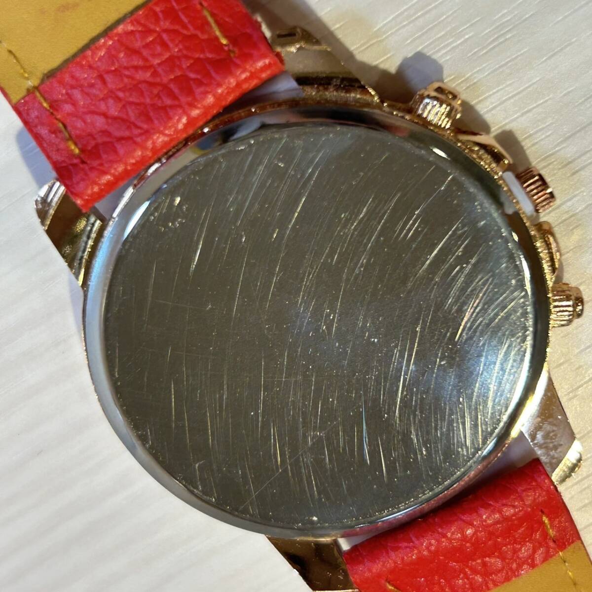 A) 腕時計 ウォッチ 赤文字盤 クオーツ クオーツ式時計 レッド ゴールド メンズ レディース 動作未確認 E0409_画像6