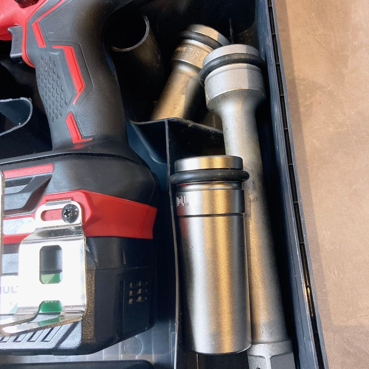 トネ TONE コードレスインパクトレンチ CIW61100 中古品 レッド トネ TONE コードレスインパクトレンチ CIW61100 中古品 レッド