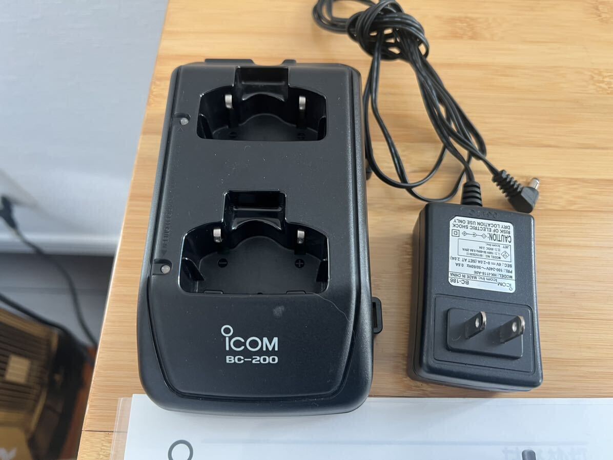 ③ iCOM アイコム 超軽量コンパクトトランシーバー 2台セット　IC-4300 特定小電力(単信20ch+複信27ch) 動作確認済み充電器+マイクフォン付_画像4