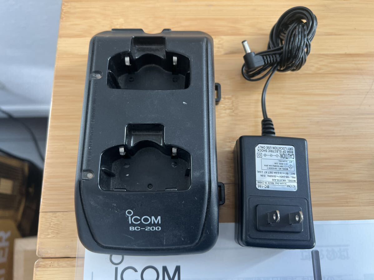 ④ iCOM Icom super light weight compact transceiver 2 pcs. set IC-4300 special small electric power ( single confidence 20ch+. confidence 27ch) operation verification ending charger + Mike phone attaching 