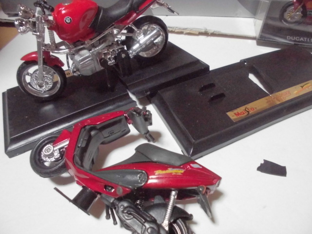 Maitsto　１／１８　バイク　　スケール不明　ducati996r troy bayliss2001　色々　難有