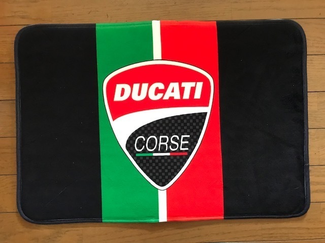 誰も持ってない？DUCATI　ドウカティロゴ　部屋マット・デスク下マット・玄関マット送料安！_画像1