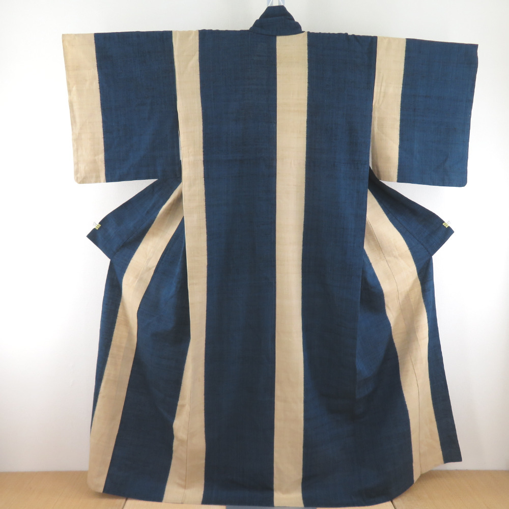 紬 着物 縞文様 単衣 広衿 紺色ｘベージュ色 正絹 カジュアル着物 仕立て上がり 身丈161cm_画像1
