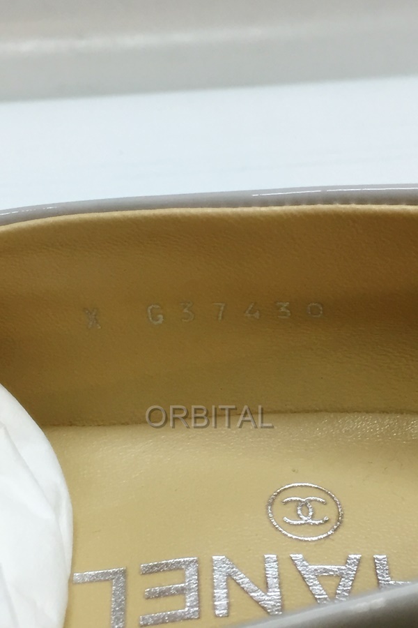 代官山)CHANEL シャネル 23A G37430 チェーンロゴ ローファー パテントレザー ライトグレー サイズ36.5 美品 箱付きの画像7