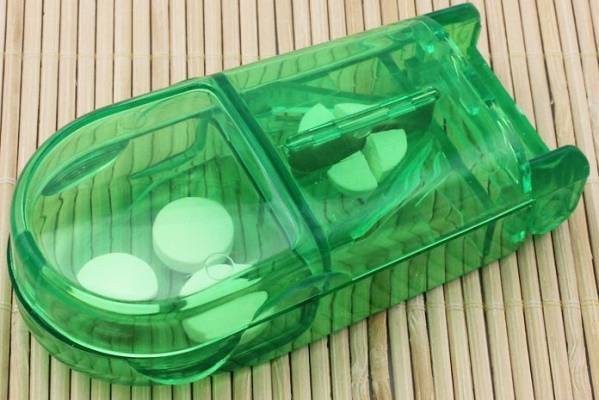  prompt decision 180 jpy postage 120 jpy ..* pills . cutter * pill case small length color is green 