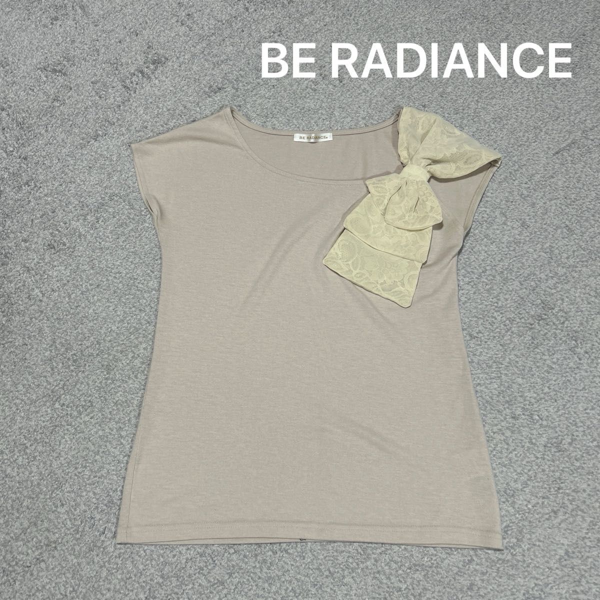 BE RADIANCE  ビーラディエンス　 トップス Tシャツ カットソー　リボン　ベージュ　M