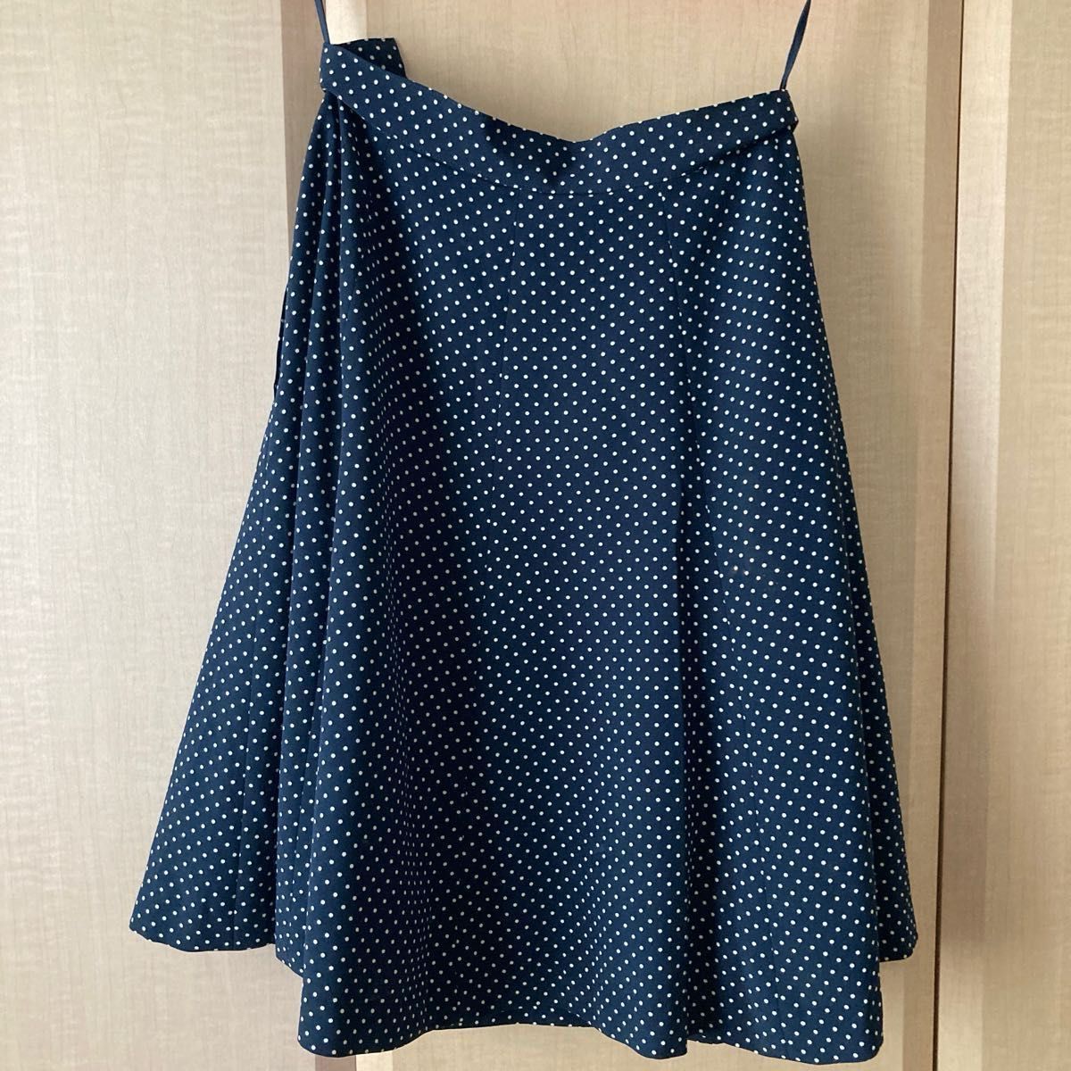 アリスバーリー　東京スタイル　水玉紺色のフレアスカート　スタイル綺麗めデザイン
