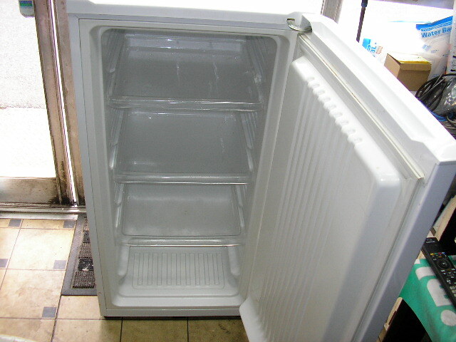 ハイアール 小型冷凍庫 JF-NU100E 直令式 中古良品 引き取り品  大阪府内地区により配達有り３０００円の画像2