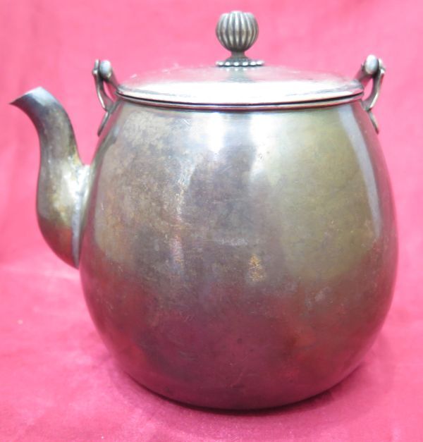 ◆茶道具◆無銘 銀色 湯沸 菊ツマミ 煎茶道具 茶注 急須 重さ 約343.8g 詳細不明 長期保管品_画像3