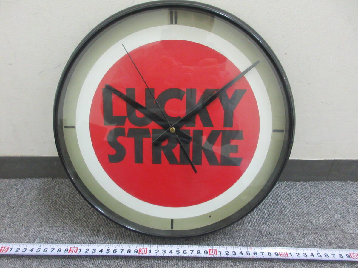 S【3-19】□6 LUCKY STRIKE ラッキーストライク 壁掛け時計 丸時計 直径約33.5㎝ 動作確認OKの画像1