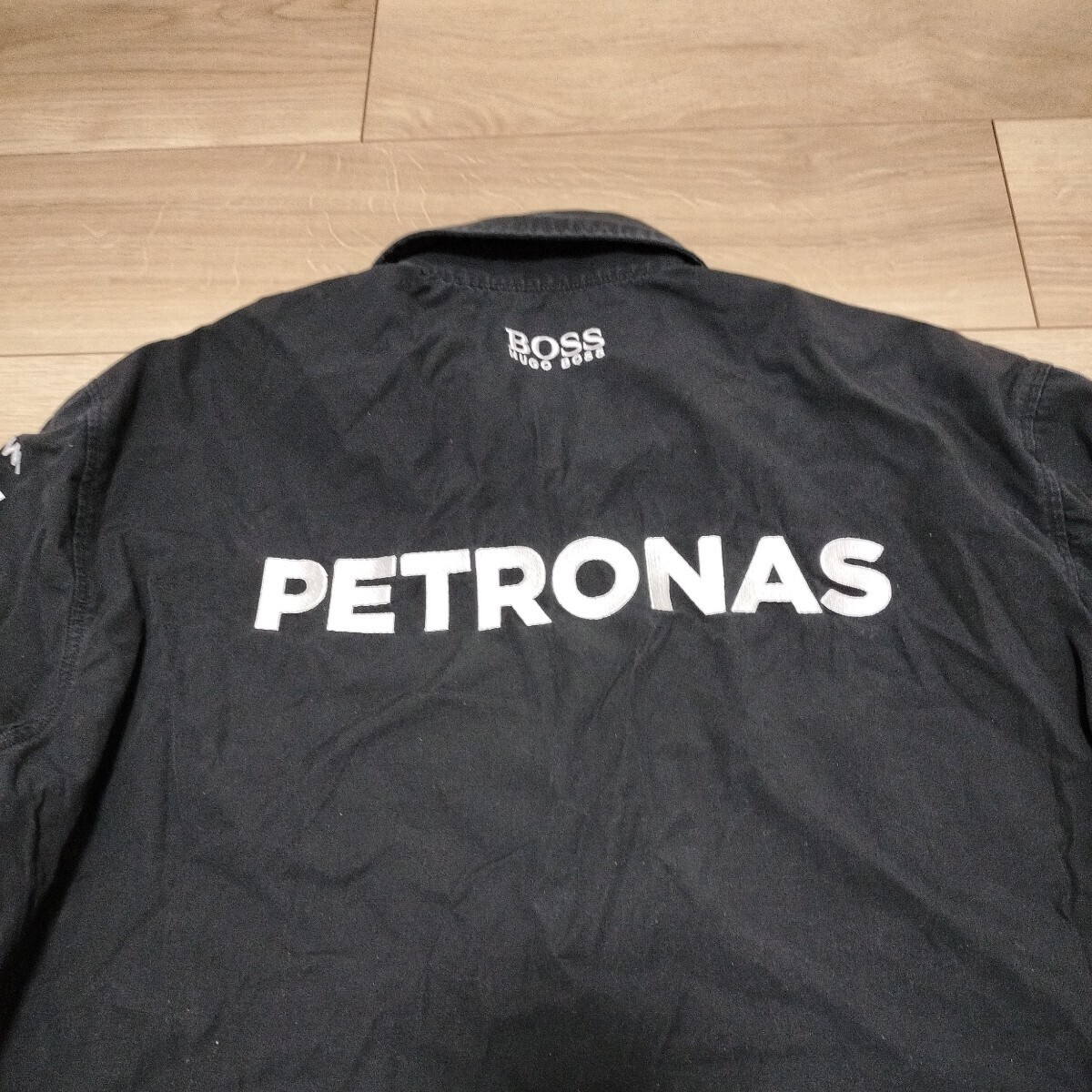 2015 メルセデスＡＭＧペトロナスF1　チーム支給品　半袖PITシャツ Mサイズ　非売品　ロズベルグ　ハミルトン　HUGO BOSS　日本GP_画像6