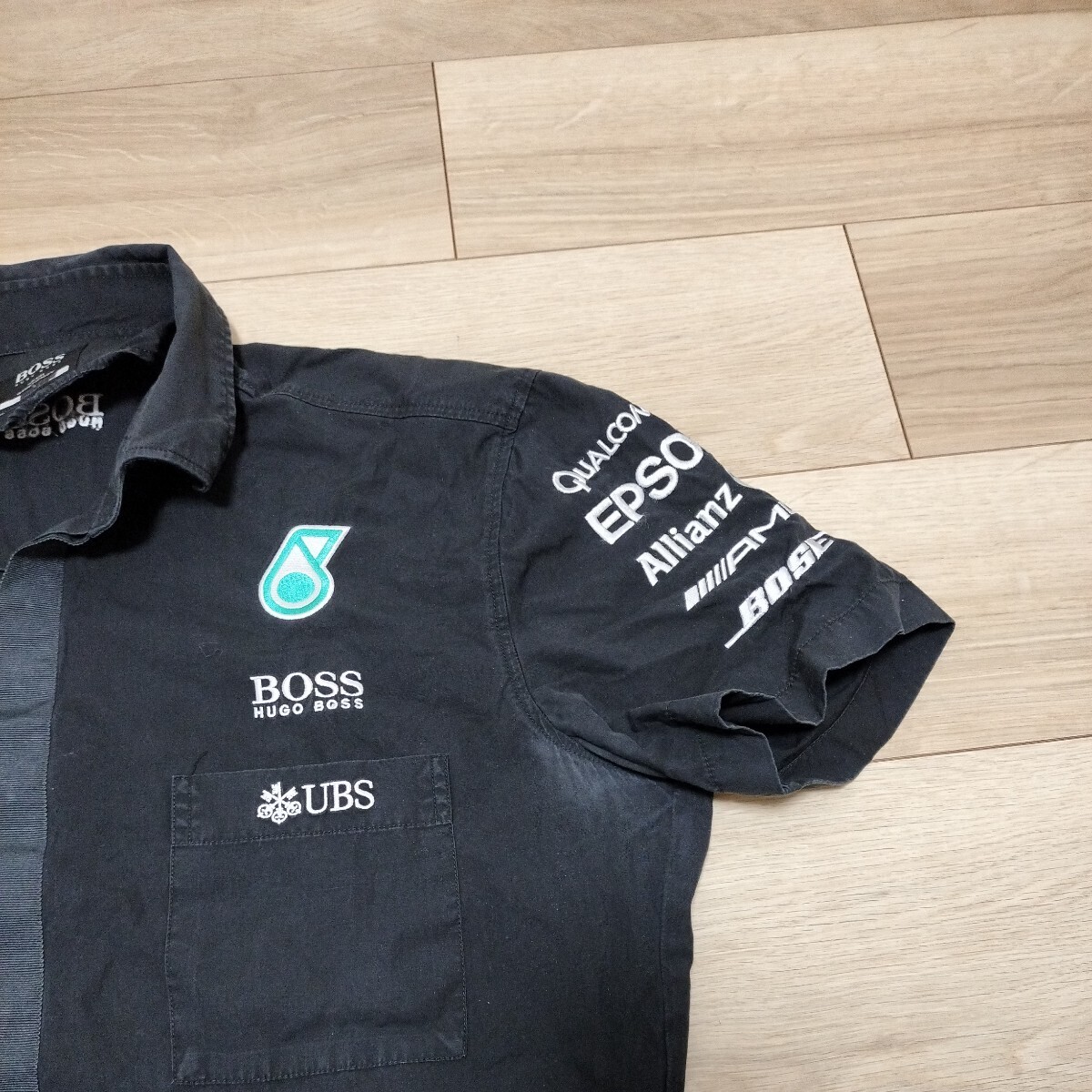 2015 メルセデスＡＭＧペトロナスF1　チーム支給品　半袖PITシャツ Mサイズ　非売品　ロズベルグ　ハミルトン　HUGO BOSS　日本GP_画像2